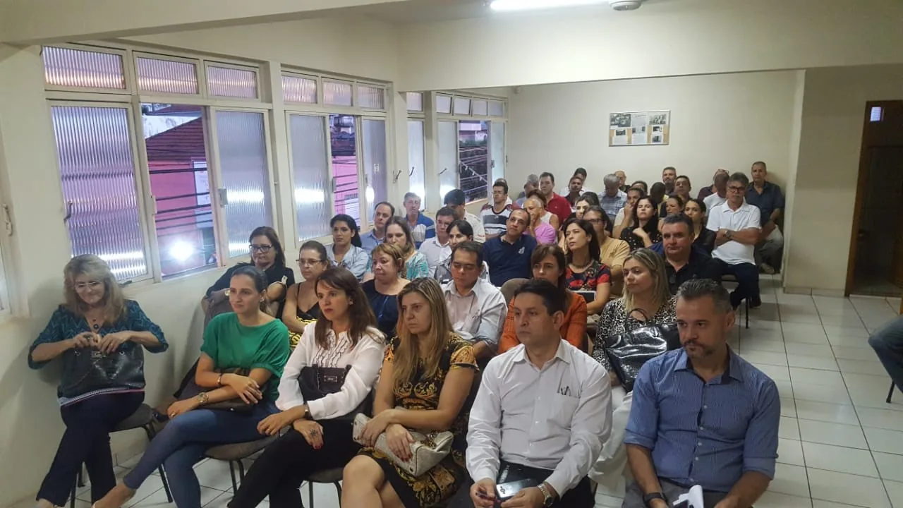 Cooperados reunidos em assembleia na sede da Cooperbant